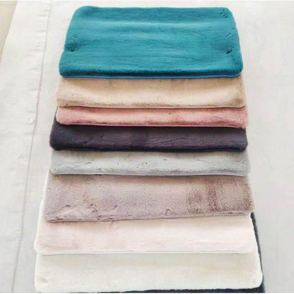 The factory sells imitation rabbit hair small floor mats, plush long side floor mats and door floor mats at a low price 